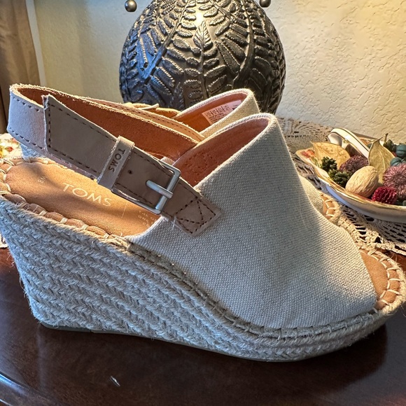 Toms canvas wedge sandals. - Picture 3 of 6
